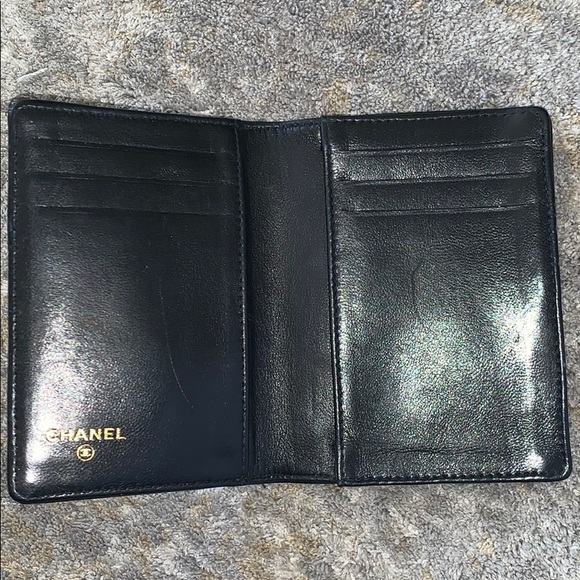 CHANEL BLACK PATENT LEATHER BI FOLD WALLET - Picture 4 of 7
